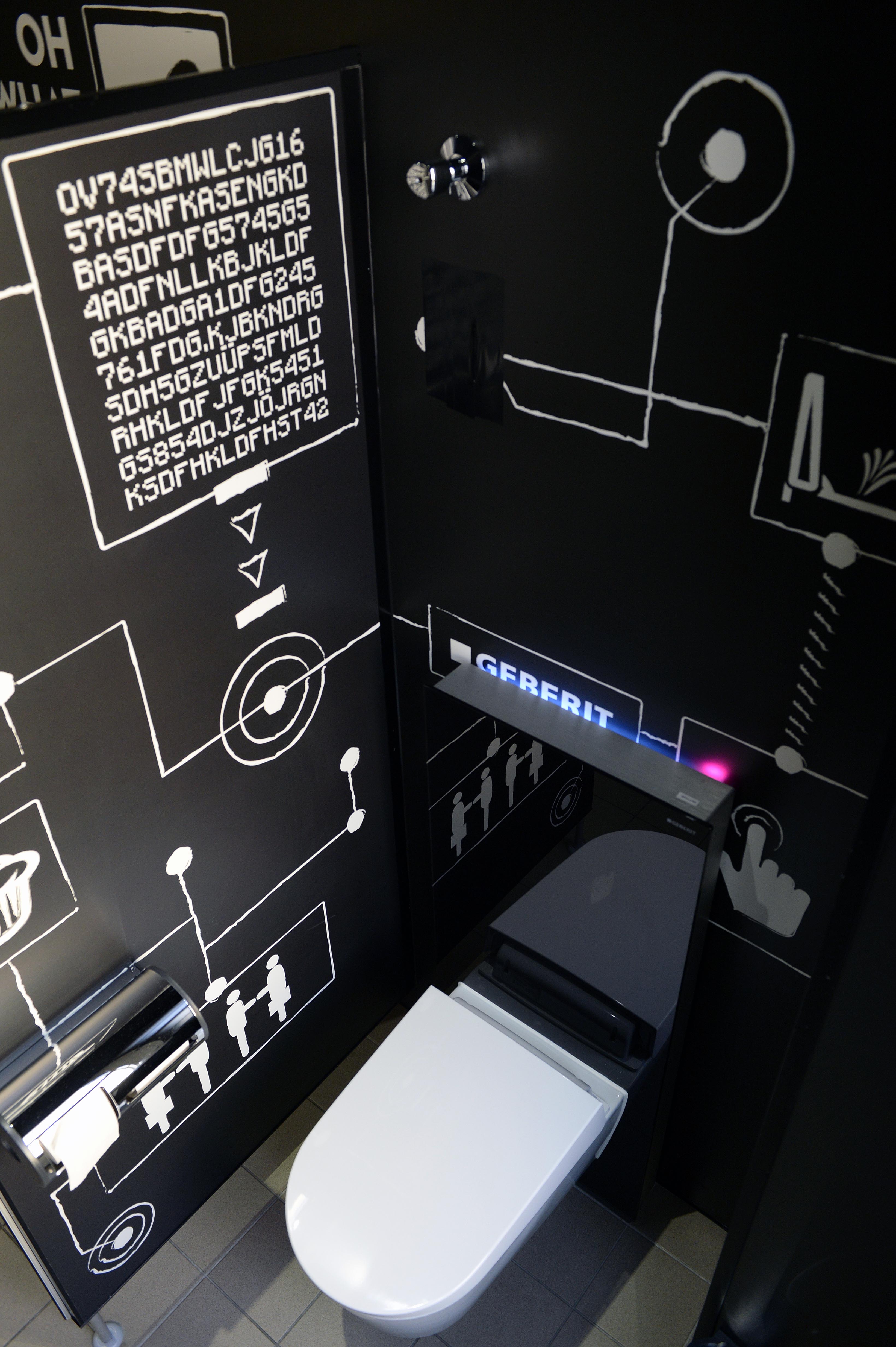 Beleuchtetes WC-Modul Monolith Plus und Dusch-WC AquaClean Sela sorgen für gute Stimmung auf dem WC.