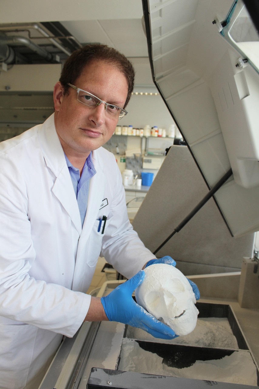 Dipl.-Biol. Daniel Seitz leitet die Modellierung und den 3D-Druck der ?Test-Schädel?die fürKleinkind Dipl.-Biol. Daniel Seitz leitet die Modellierung und den 3D-Druck der ?Test-Schädel?die fürKleinkind