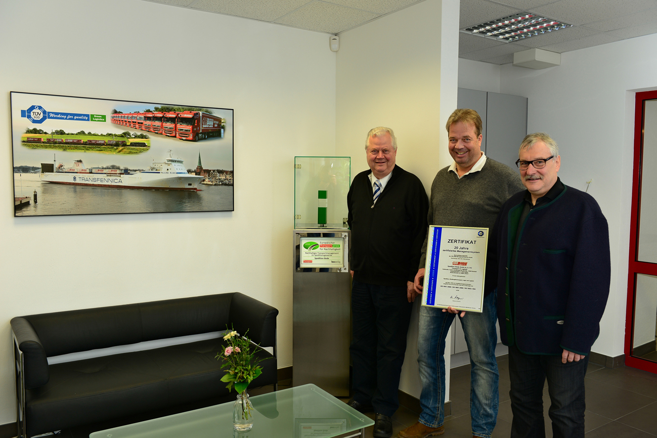 Freuen sichüber die erneute Management-Zertifizierung (v. l.): Eckhard und Kai-Jörg Bode, Helmut Keu