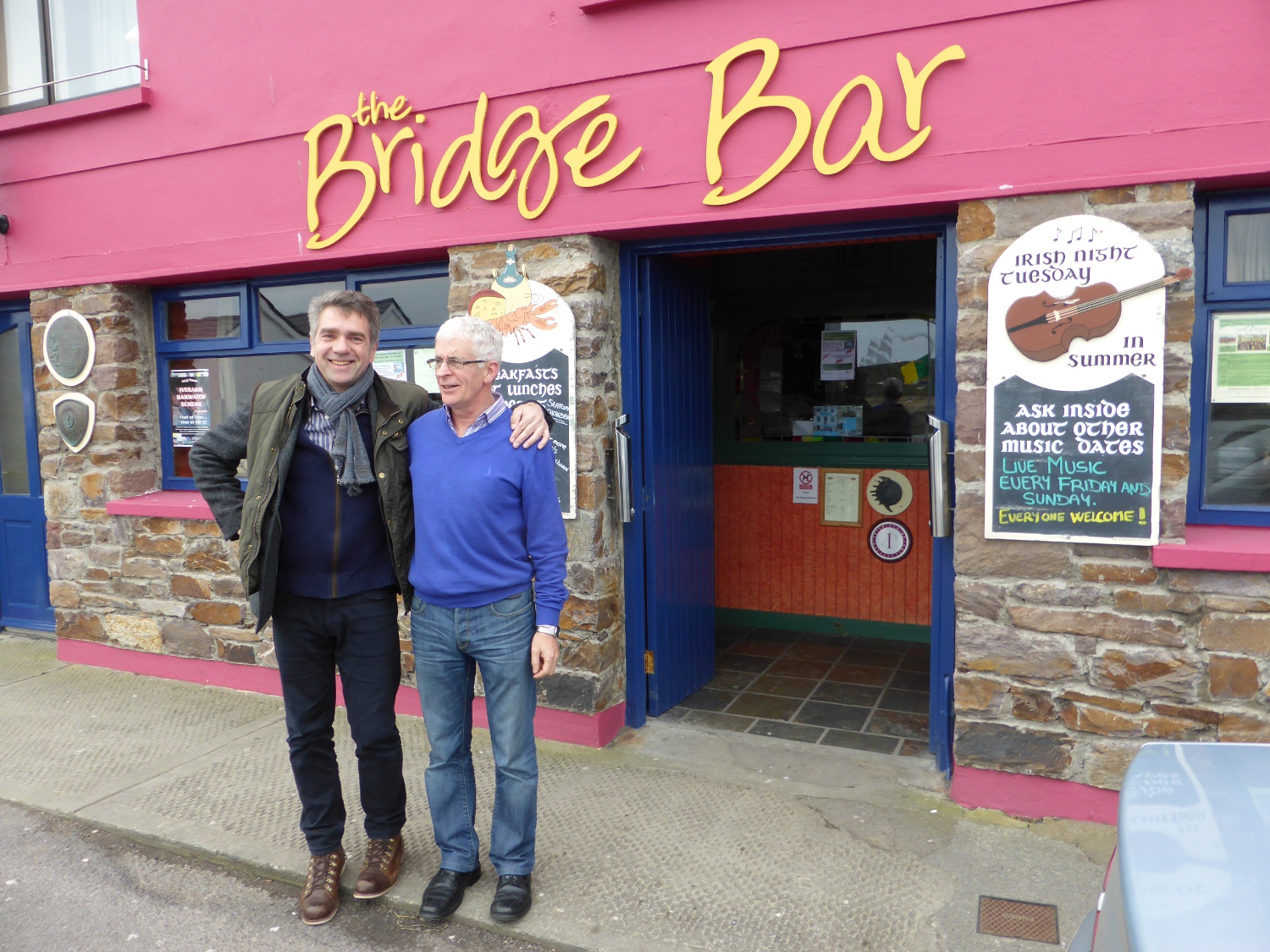 Irische Gastfreundschaft: Carsten Okkens (links, Schnieder Reisen) in Portmagee im Süden Irlands Irische Gastfreundschaft: Carsten Okkens (links, Schnieder Reisen) in Portmagee im Süden Irlands