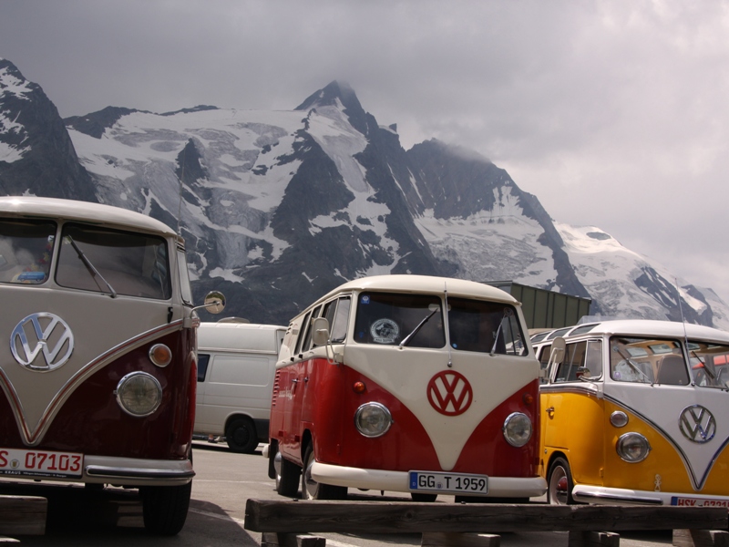 Die frisch heraus geputzten Kultbusse vor spektakulärer Großglockner-Kulisse. Die frisch heraus geputzten Kultbusse vor spektakulärer Großglockner-Kulisse.