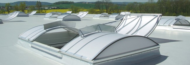 Die spezielle Hagelschutzverglasung sorgt beim Lichtbandsystem 
