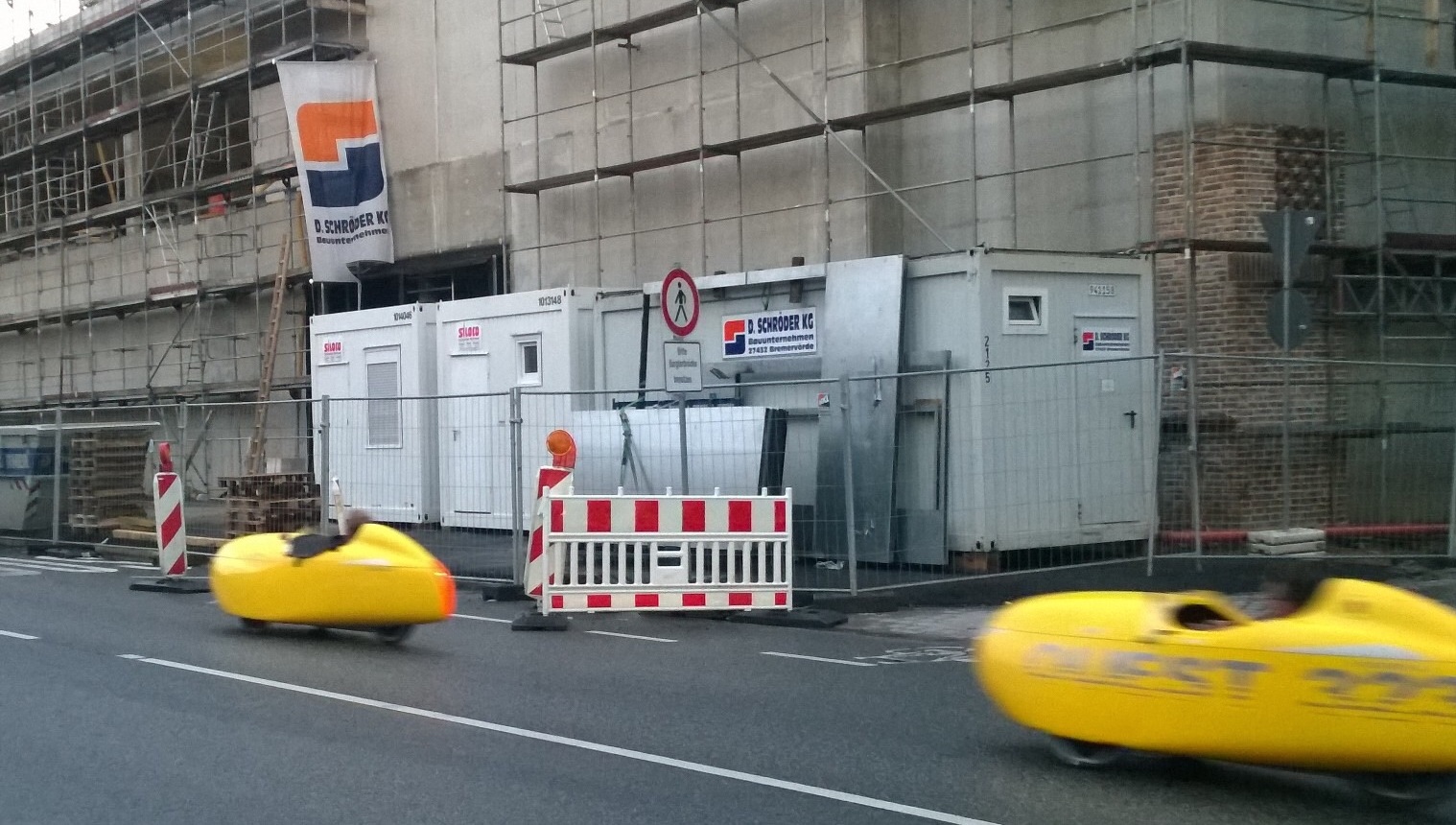 Velomobile vor der Baustelle des Europäischen Hansemuseums Lübeck