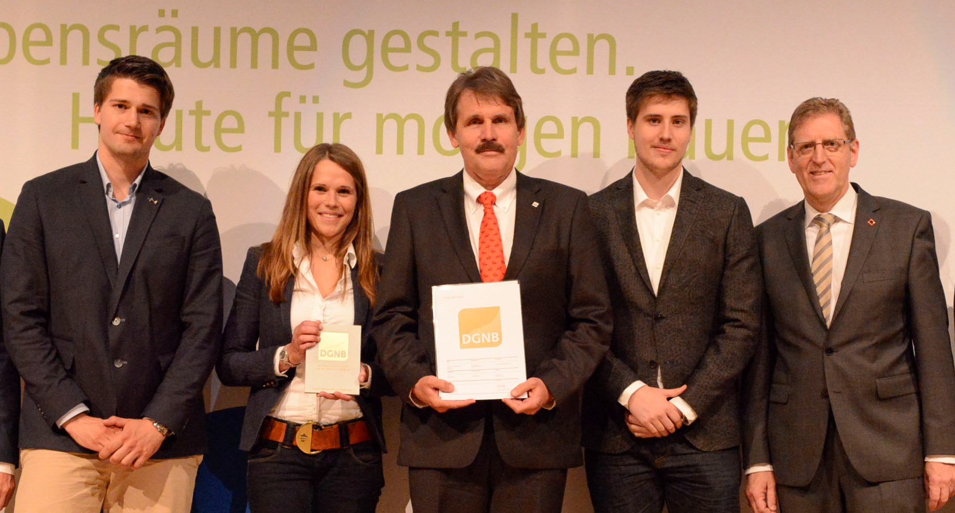 Andreas Viebrock (Mitte) und sein Team erhalten das Gold-Zertifikat der DGNB. Andreas Viebrock (Mitte) und sein Team erhalten das Gold-Zertifikat der DGNB.