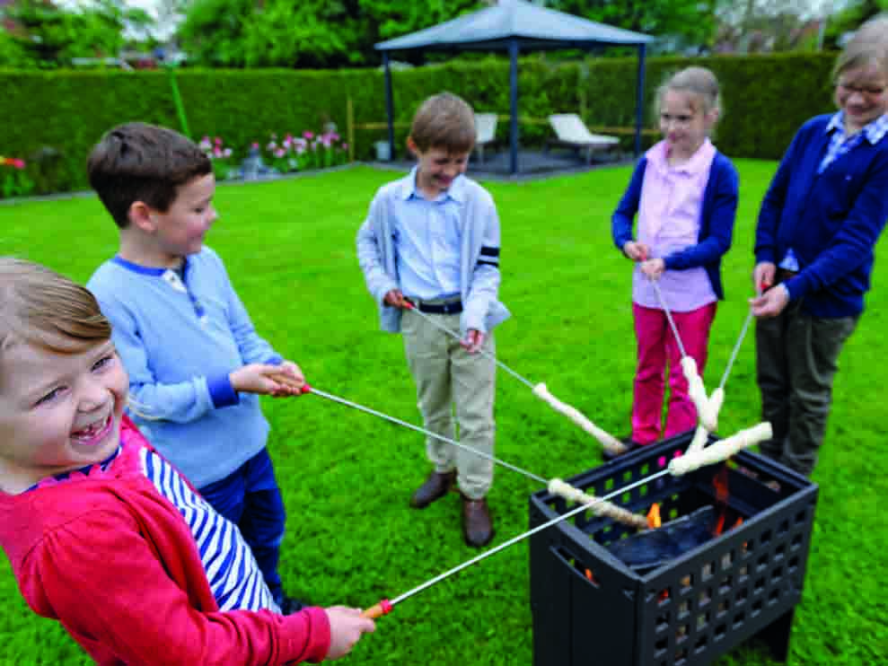 Würstchen, Fleischspieße, Stockbrot oder Marshmallows lassen sich spielend leicht zubereiten