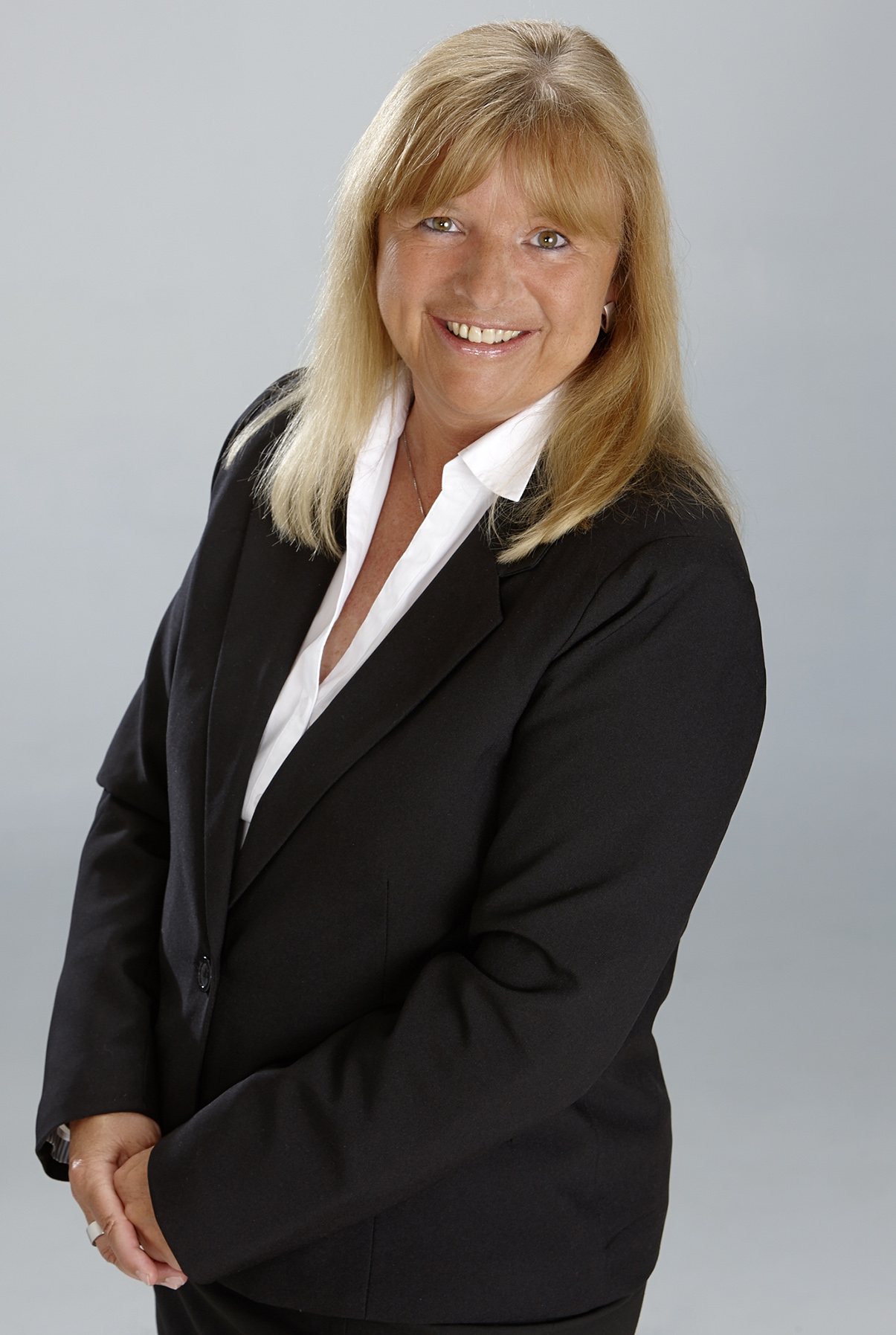 Tina Ehrenforst entlastet Marketers abends und am Wochenende mit dem MARKETINGNOTRUF. Tina Ehrenforst entlastet Marketers abends und am Wochenende mit dem MARKETINGNOTRUF.