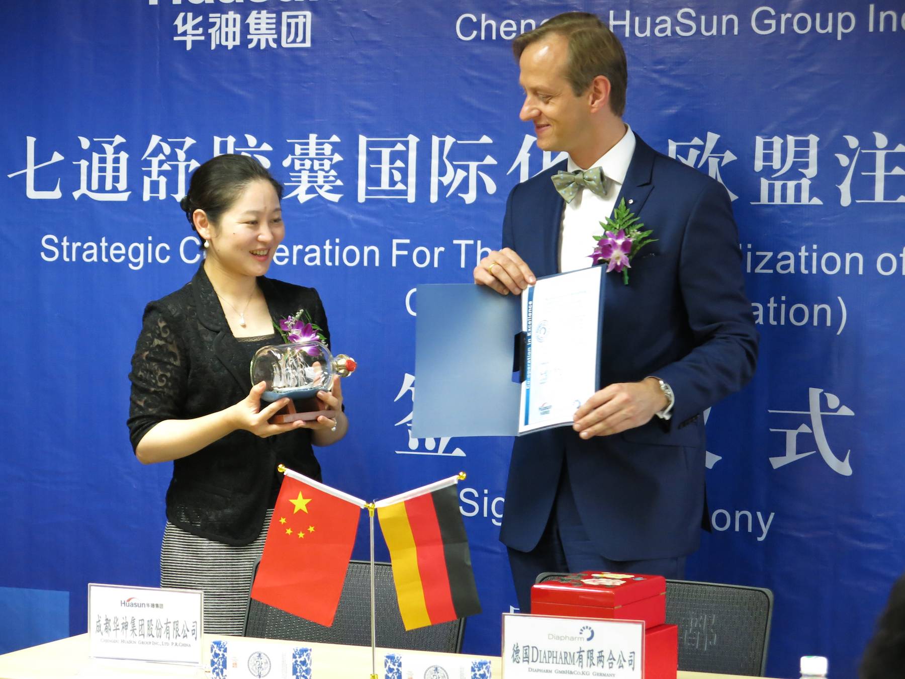 Zhou Yunjin, Präsidentin der Chengdu Huasun Group, und Ralf Sibbing, Geschäftsführer von Diapharm Zhou Yunjin, Präsidentin der Chengdu Huasun Group, und Ralf Sibbing, Geschäftsführer von Diapharm