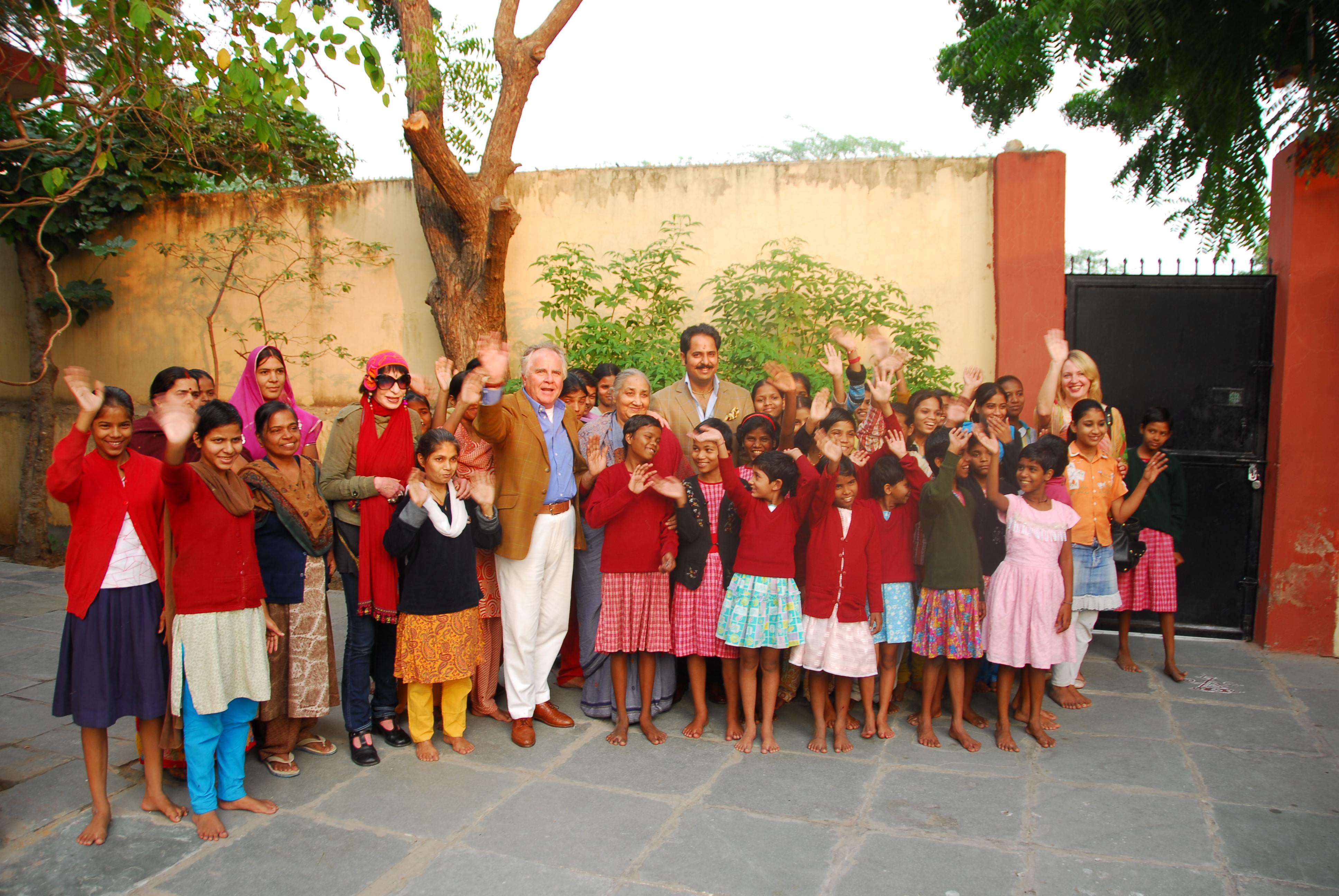 Konsul Helmut W. Schweimler und S.H. Maharaj Narendra Singh of Jaipur mit Kindern des Waisenhauses i