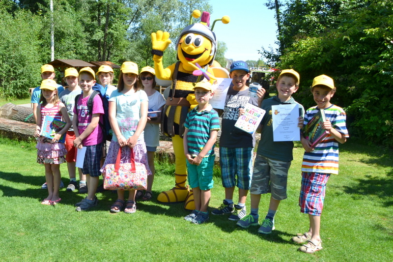 Die glücklichen Gewinnerkinder mit Maskottchen Tolbienchen. Die glücklichen Gewinnerkinder mit Maskottchen Tolbienchen.