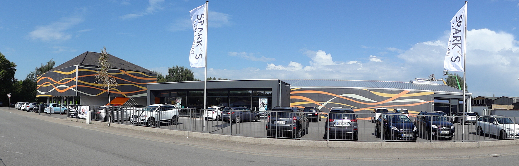 Saarlouise hat etwas was nicht jeder hat. Eine moderne Textilfassade im neuen Spark's-Fitnesscenter. Saarlouise hat etwas was nicht jeder hat. Eine moderne Textilfassade im neuen Spark's-Fitnesscenter.