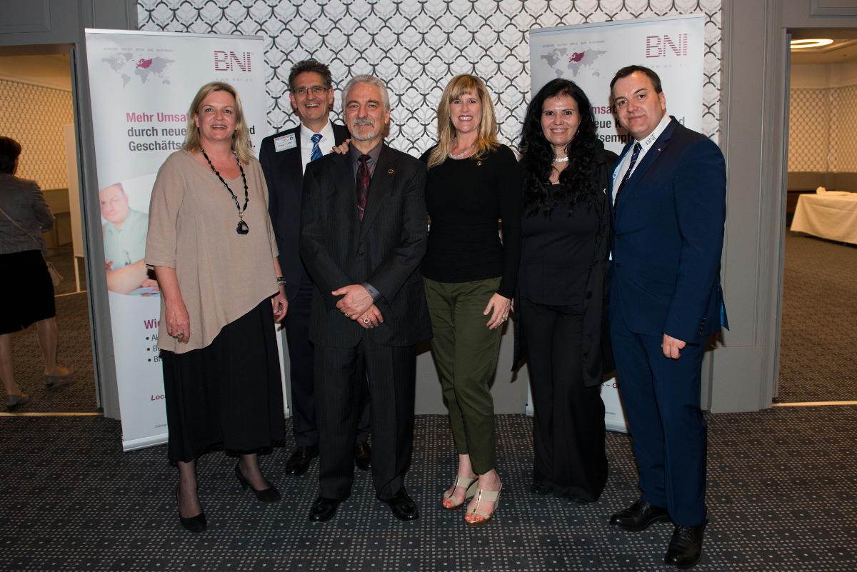 BNI-Gründer Dr. Ivan Misner mit Beth Misner (Bildmitte) und Bernd Möller (rechts) mit Partnerdirekto BNI-Gründer Dr. Ivan Misner mit Beth Misner (Bildmitte) und Bernd Möller (rechts) mit Partnerdirekto