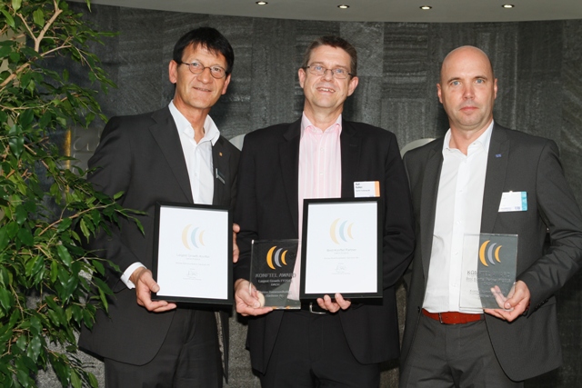 Dirk Gottschalk(links) und Uwe Bauer(rechts) nehmen die Awards von Ralf Kalker(Mitte) in Empfang Dirk Gottschalk(links) und Uwe Bauer(rechts) nehmen die Awards von Ralf Kalker(Mitte) in Empfang