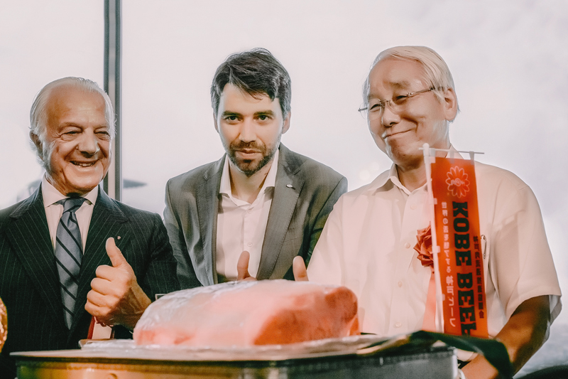 Erminio Giraudi, Frank Albers und Kobes Oberbürgermeister Toshizo Ido präsentieren Kobe Beef.