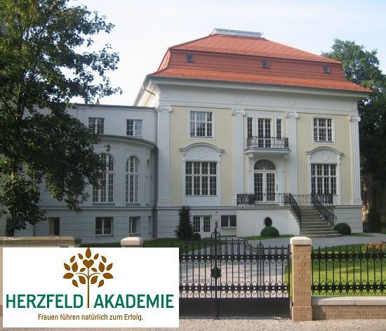 Die Villa Herzfeld bietet lichtdurchflutete Räume direkt gegenüber dem Schlosspark Sanssouci an.