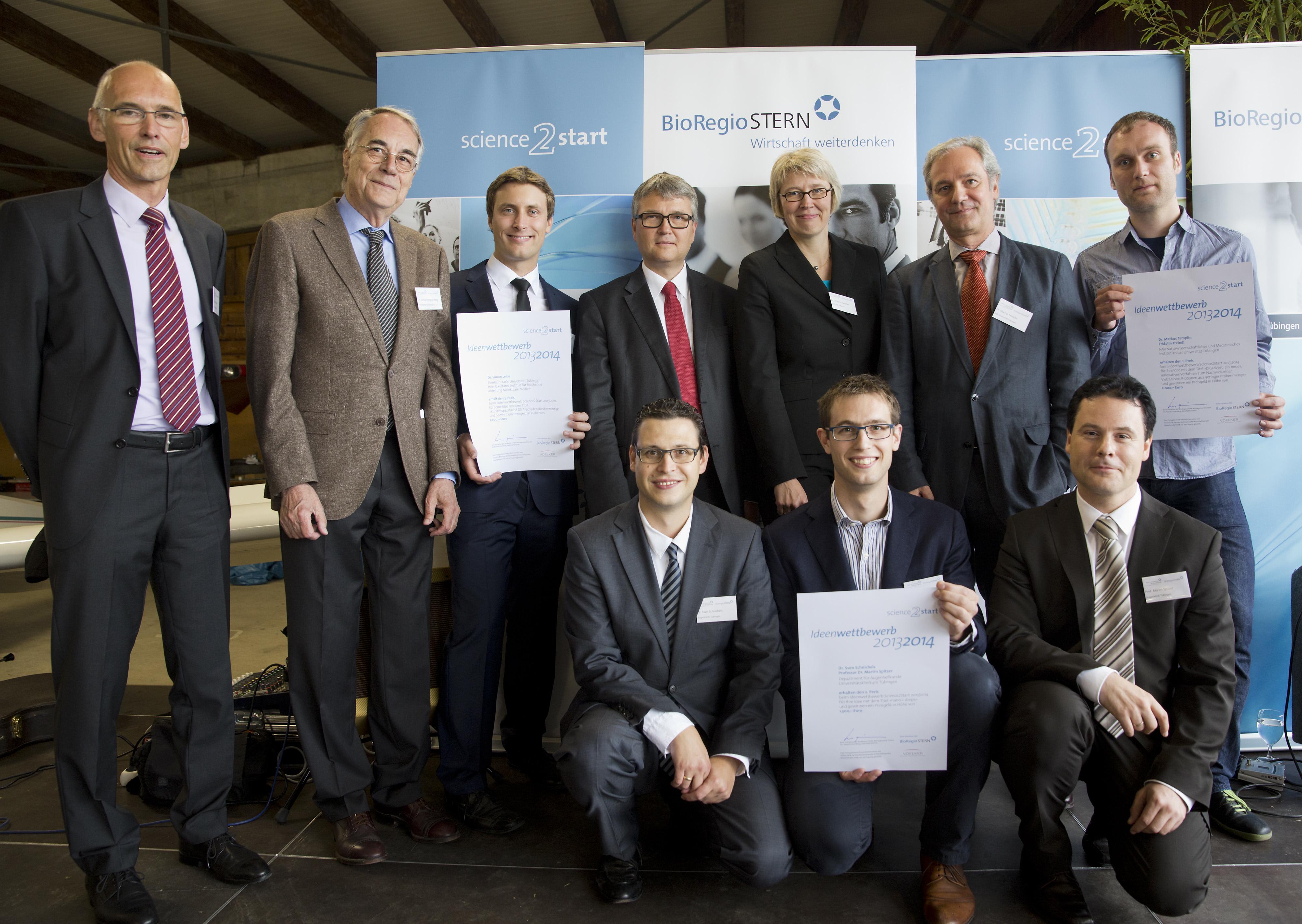 Science2Start-Gewinner mit Laudator Dr. Helmut Hengstenberg (2.v.l.), Dr. Klaus Eichenberg (Mitte) u Science2Start-Gewinner mit Laudator Dr. Helmut Hengstenberg (2.v.l.), Dr. Klaus Eichenberg (Mitte) u