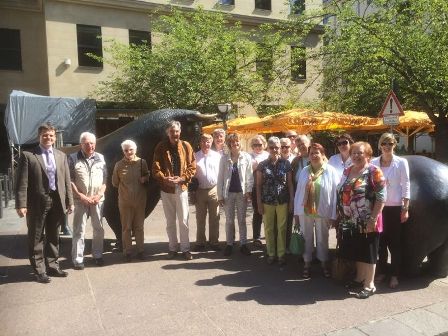Die Gruppe vor der Börse Die Gruppe vor der Börse