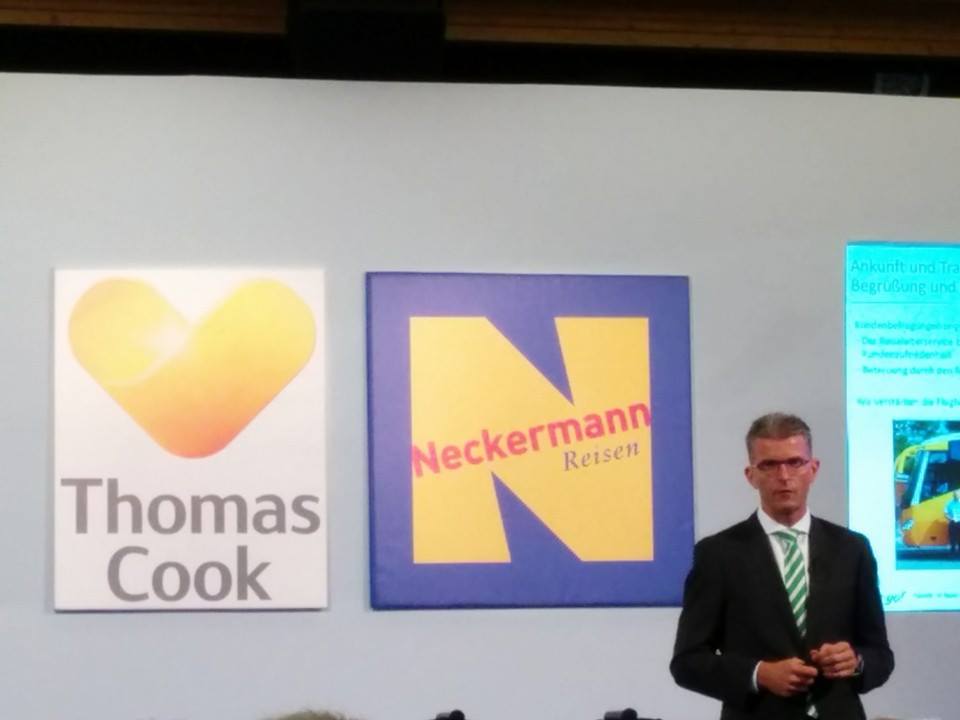 Michael Tencer präsentiert Thomas Cook Winterkatalog