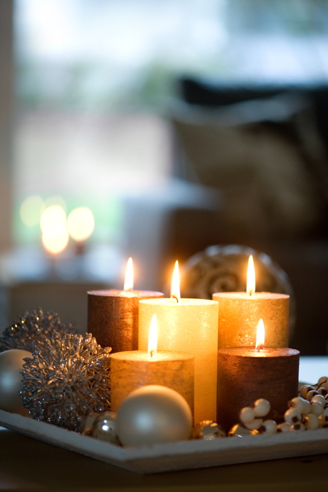 Besticht durch edles Design: die Rustic-Stumpenkerze Metallic von Eika.