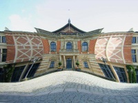 Festspielhaus in Bayreuth - ausgesprochen mager Festspielhaus in Bayreuth - ausgesprochen mager