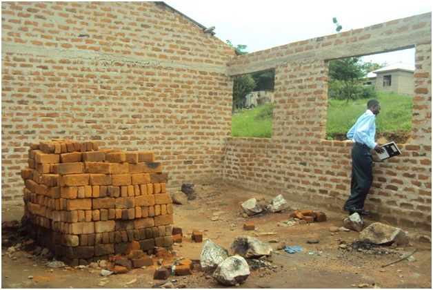 Halbfertiges Klassenzimmer der Nyambiti Grundschule (Quelle Foto: Welthungerhilfe) Halbfertiges Klassenzimmer der Nyambiti Grundschule (Quelle Foto: Welthungerhilfe)