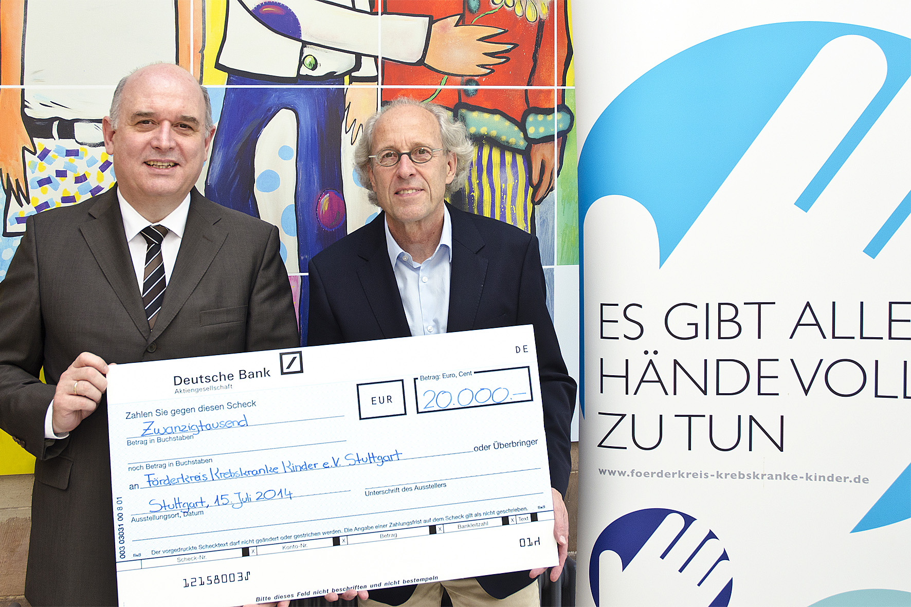TROST-Vorstandsmitglied Norbert Neuhaus (links)übergab den Spendenscheck an Prof. Dr. Nägele.