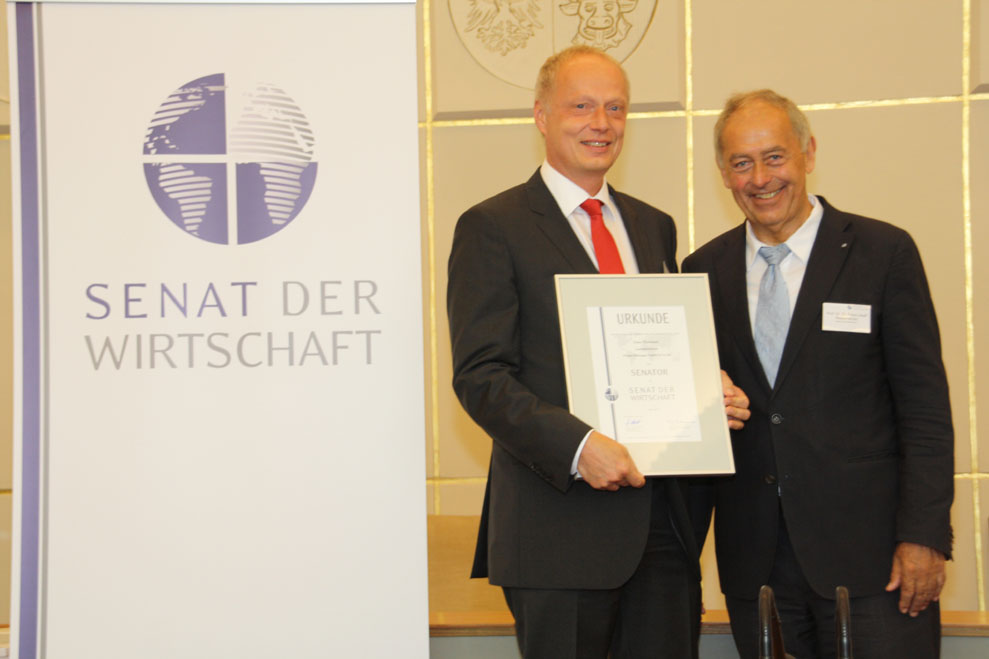 Uwe Thomsen (links) wurde zum Senator der Wirtschaft berufen Uwe Thomsen (links) wurde zum Senator der Wirtschaft berufen