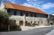 Blick auf die Ostfassade des denkmalgeschützten Ökonomiegebäudehaus der ehemaligen Klosterbrauerei W