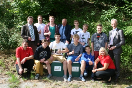 Zwei Betonsitze in Weidenberg am Verlobungsgässchen. Darüber freuen sich die Projektteilnehmer.