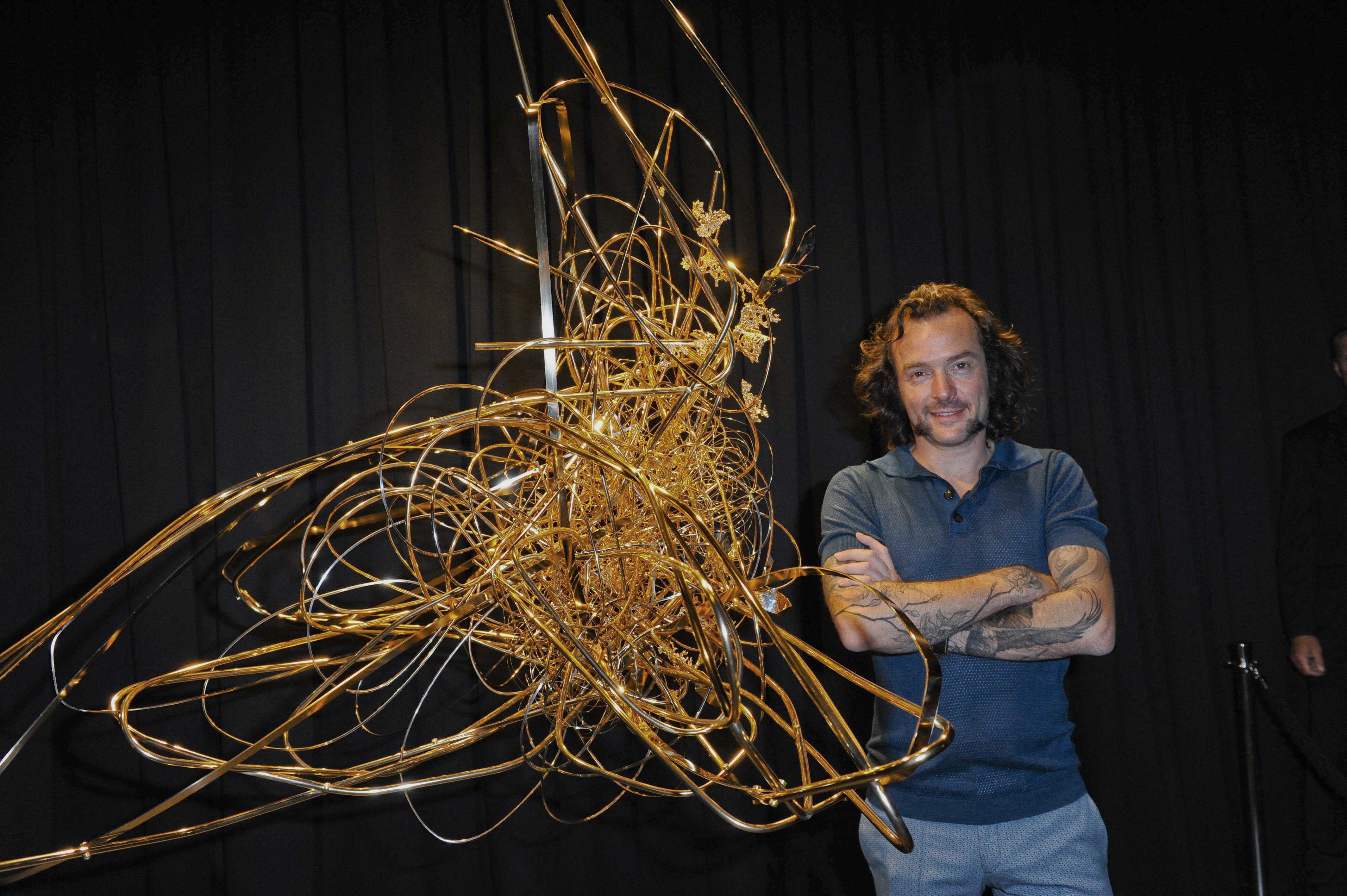 Das Kunstwerk Natural Chaos - Golden Edition No. 1. Geschaffen von Arne Quinze in Kooperation mit VE