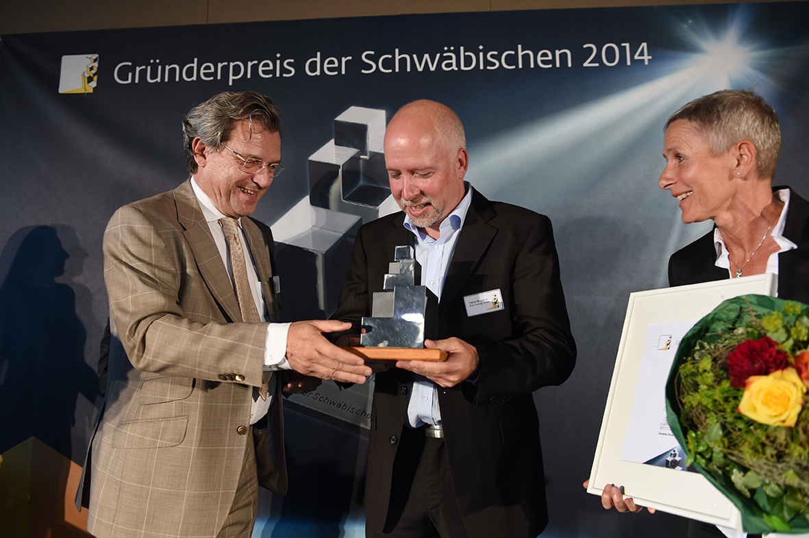 Tobias Bergmann (Mitte) und Andrea Bauer-Bergmann, die Gewinner des fünften Gründerpreises der Schwä Tobias Bergmann (Mitte) und Andrea Bauer-Bergmann, die Gewinner des fünften Gründerpreises der Schwä