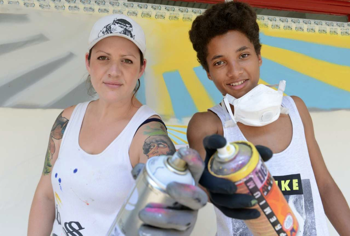Ku?nstler und Jugendliche arbeiten gemeinsam an der Leinwand fu?r den Platz an