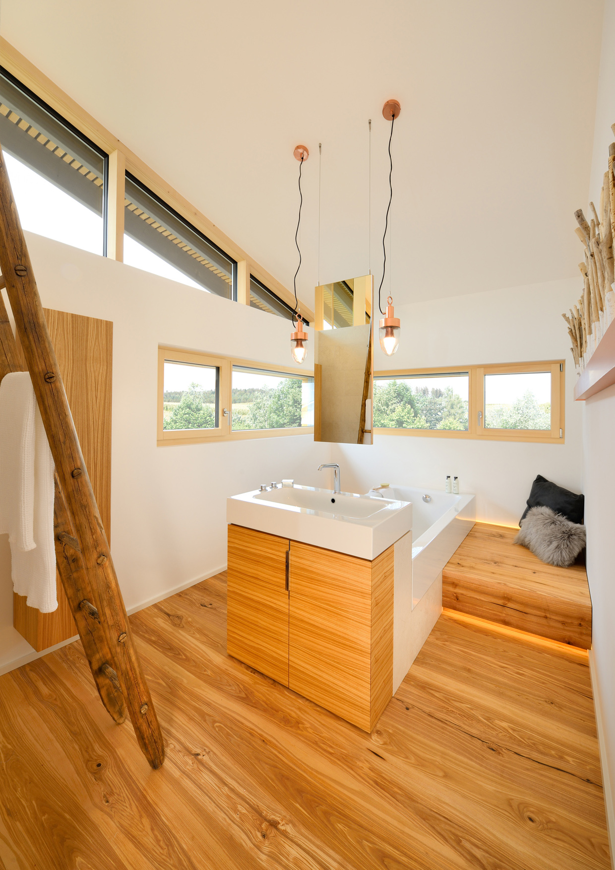 Den Mittelpunkt des Bads bildet ein Ensemble aus freistehender Badewanne und passendem Waschtisch de Den Mittelpunkt des Bads bildet ein Ensemble aus freistehender Badewanne und passendem Waschtisch de