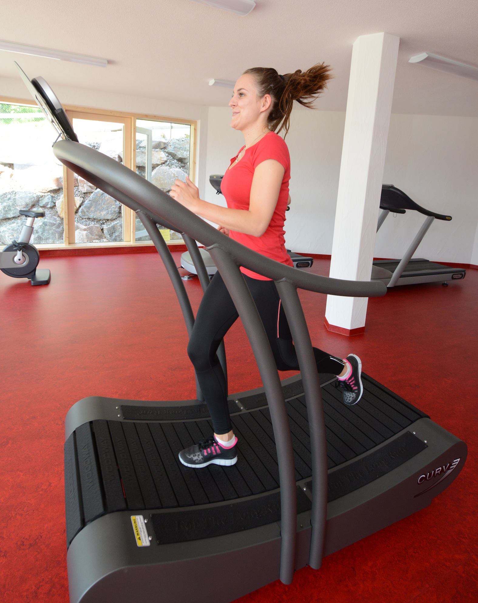 Testlauf auf dem Laufband von Woodway im neuen Fitnessbereich Testlauf auf dem Laufband von Woodway im neuen Fitnessbereich