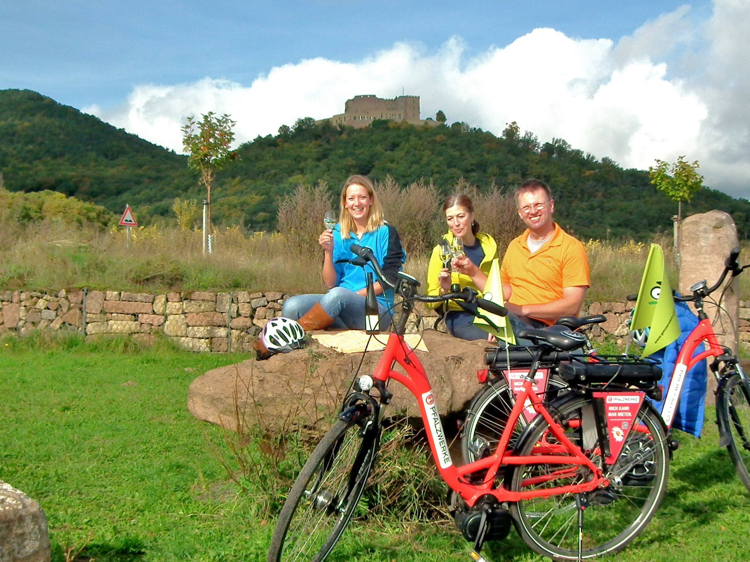 Bei genussradeln-pfalz E-Bike Probefahrten ist ein niedriger Einstieg wichtig. Bei genussradeln-pfalz E-Bike Probefahrten ist ein niedriger Einstieg wichtig.