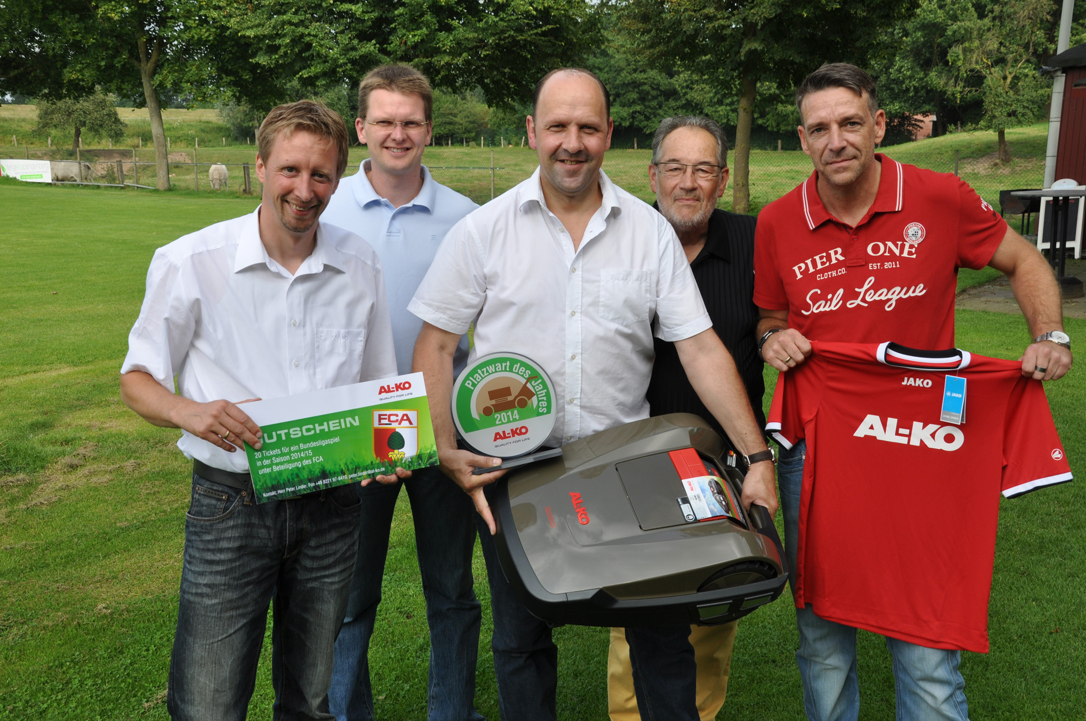Als?Platzwart des Jahres?erhielt Andreas Lubjuhn einen Mähroboter Robolinho®3000 für seinen Garten. Als?Platzwart des Jahres?erhielt Andreas Lubjuhn einen Mähroboter Robolinho®3000 für seinen Garten.