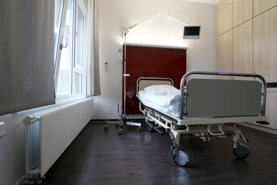 Aufgrund seiner besonders hygienischen Eigenschaften entschied sich die Krankenhausleitung für den E Aufgrund seiner besonders hygienischen Eigenschaften entschied sich die Krankenhausleitung für den E