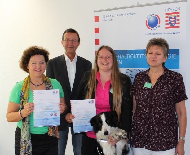 Andrea Seifert und Sprachhund Lady bei derÜbergabe der Urkunde Andrea Seifert und Sprachhund Lady bei derÜbergabe der Urkunde