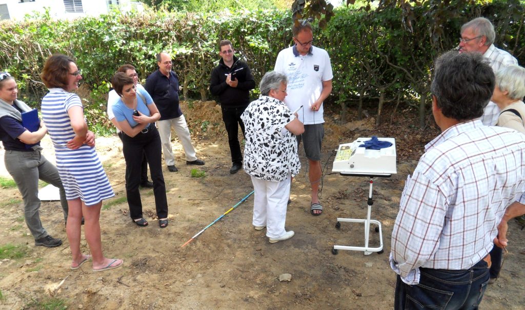 Der Bauherr bei biophysikalischer Messung auf der Wasserader Der Bauherr bei biophysikalischer Messung auf der Wasserader