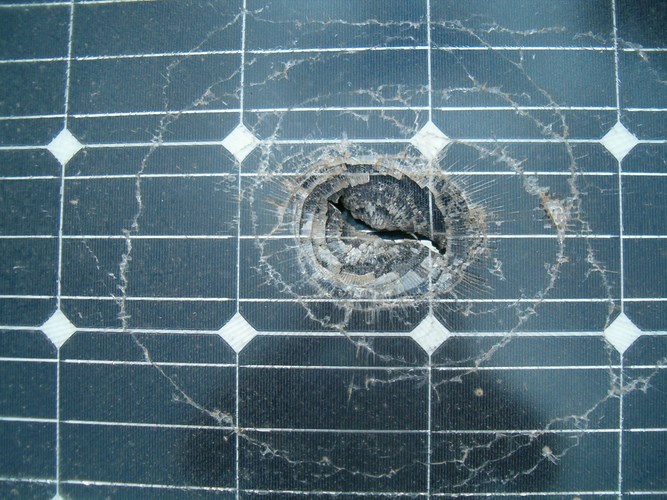 Zerstörtes Photovoltaikmodul nach Sprengung in einem Steinbruch