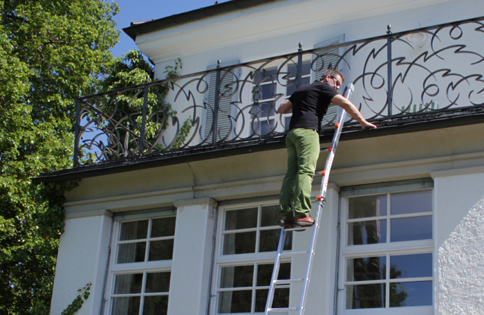 Häufig ist bei Arbeiten rund um das Haus neben Schwindelfreiheit auch das passende Equipment erforde