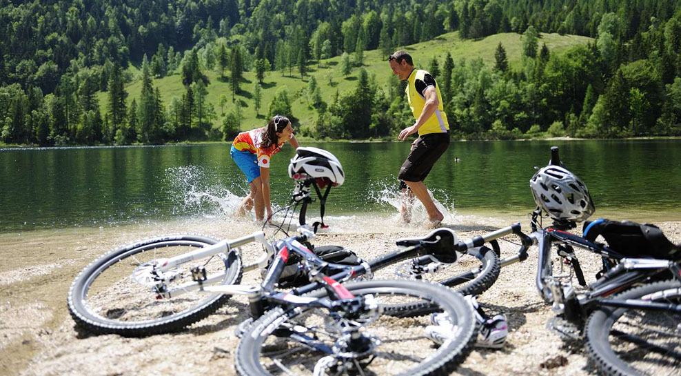 Radfahrer am Ferchensee / Alpenwelt Karwendel / Bayern Radfahrer am Ferchensee / Alpenwelt Karwendel / Bayern
