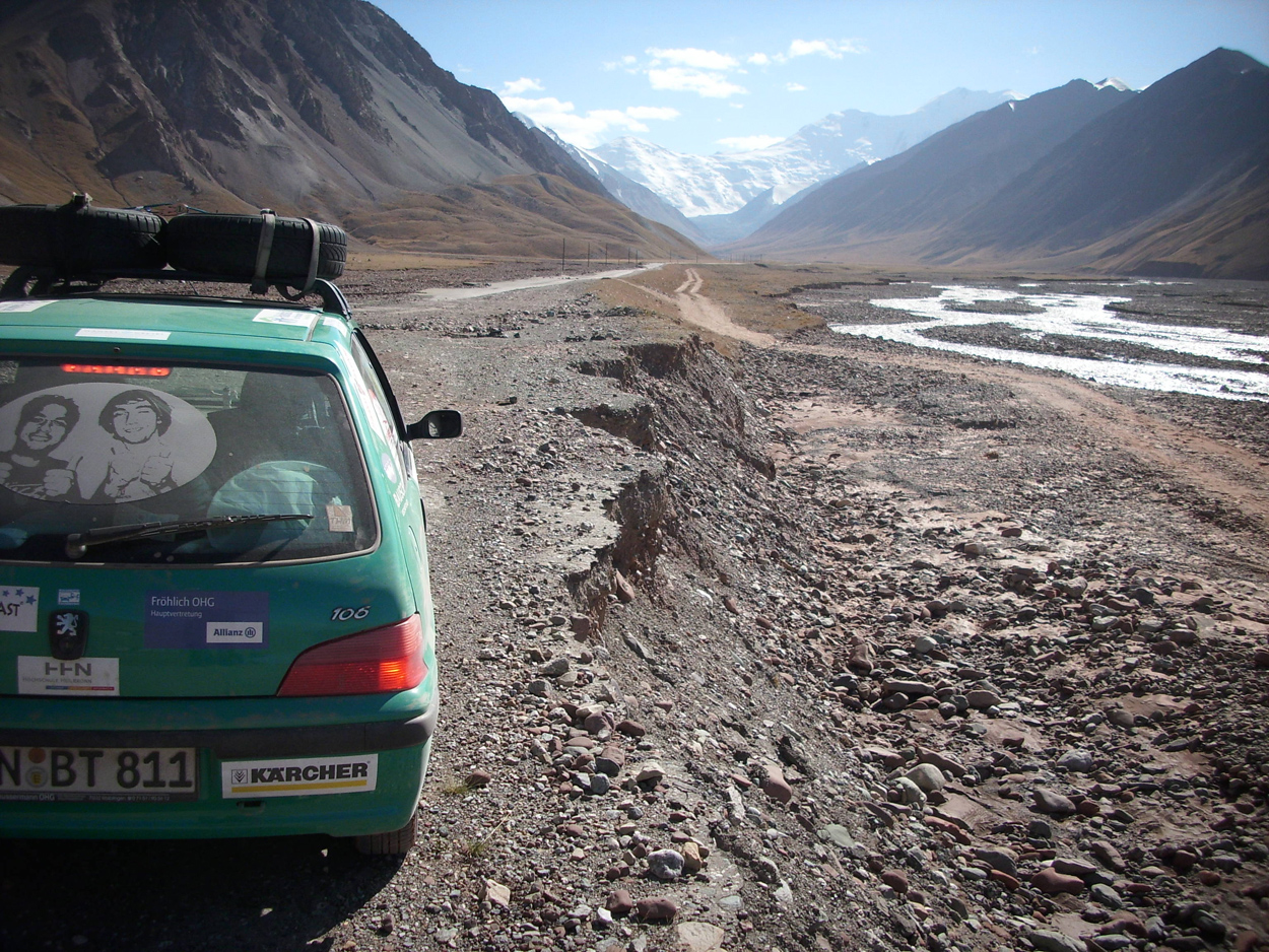 Tajik Autorally-unwegsames Gelände in Kirgisistan mit dem beeindruckenden Pamir Hochgebirge im Hinte