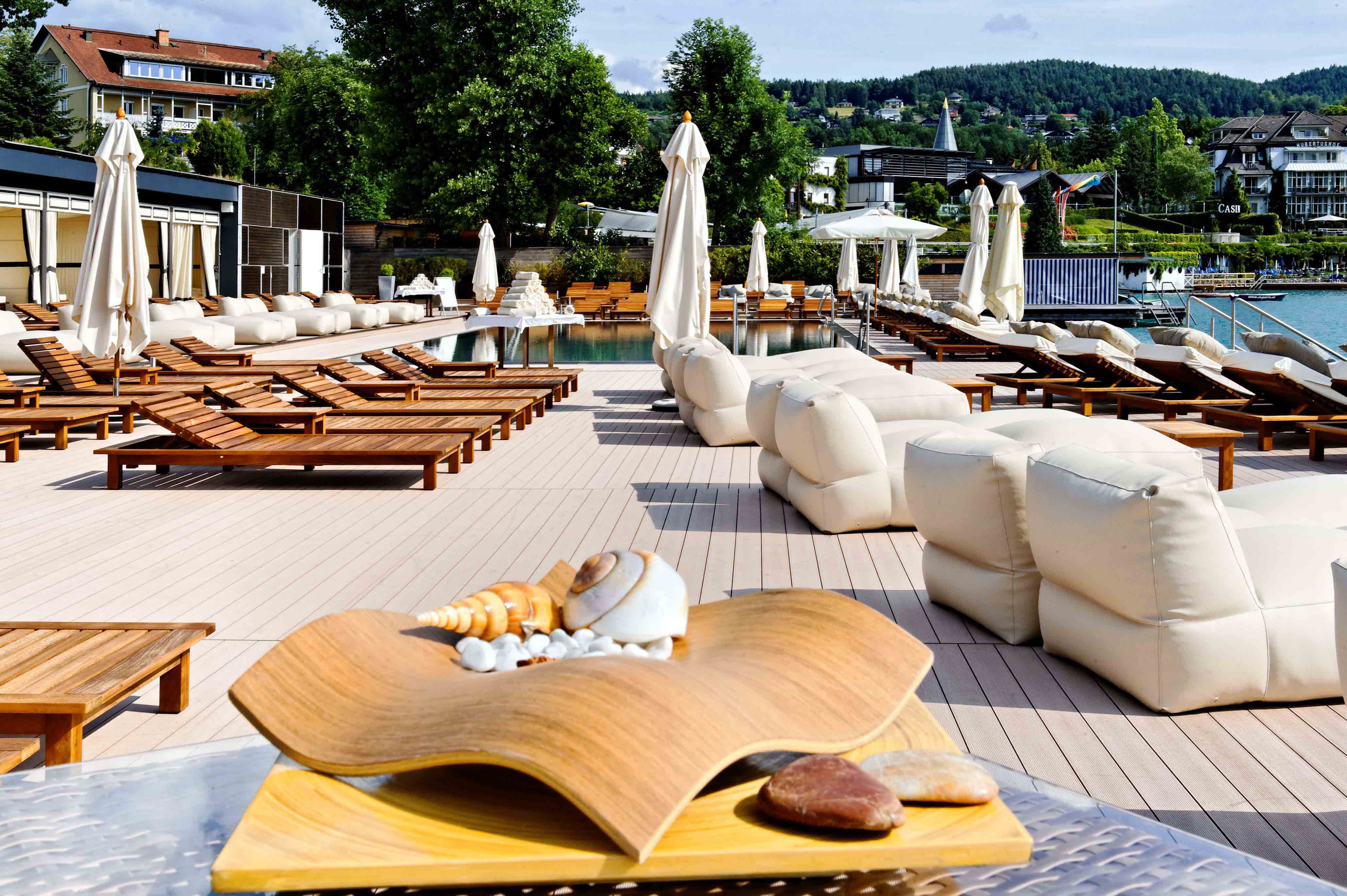 Salamander Bodendielen eignen sich bestens für den Wellness-&Poolbereich Salamander Bodendielen eignen sich bestens für den Wellness-&Poolbereich