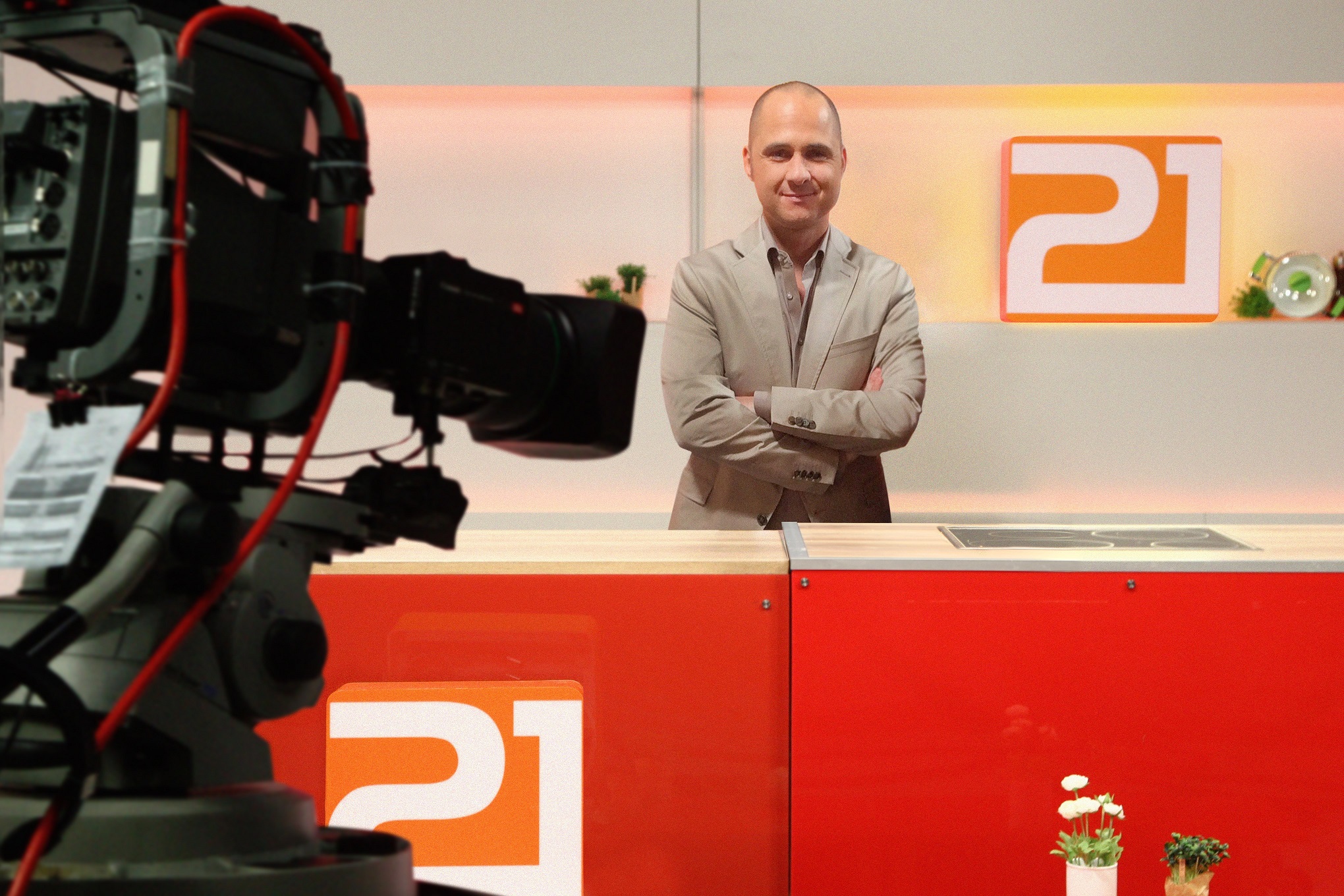 Teleshopping-Moderator Christian Schneider wechselt zum 01.09.2014 zu CHANNEL21. Teleshopping-Moderator Christian Schneider wechselt zum 01.09.2014 zu CHANNEL21.
