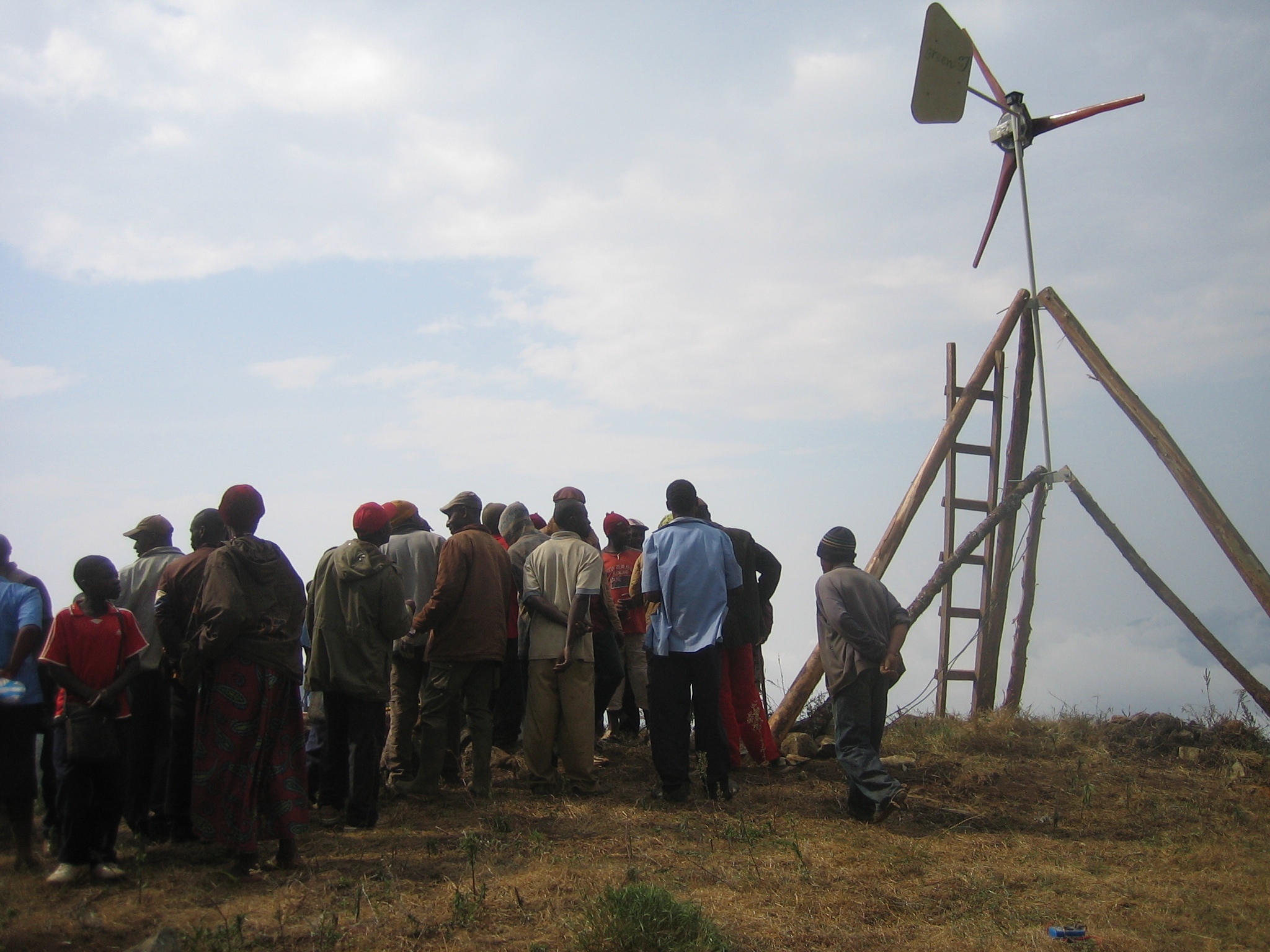 Neue Energie in Kamerun: Drei Flügel drehen sich im Wind. Neue Energie in Kamerun: Drei Flügel drehen sich im Wind.