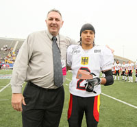 Nico Lester nimmt die Auszeichnung als Most Valuable Player (MVP) nach dem Spiel gegen Schweden in E Nico Lester nimmt die Auszeichnung als Most Valuable Player (MVP) nach dem Spiel gegen Schweden in E