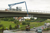 Mithilfe einer Lkw-Arbeitsbühne von System Lift wird die Unterseite einer neuen Autobahnbrücke kontr