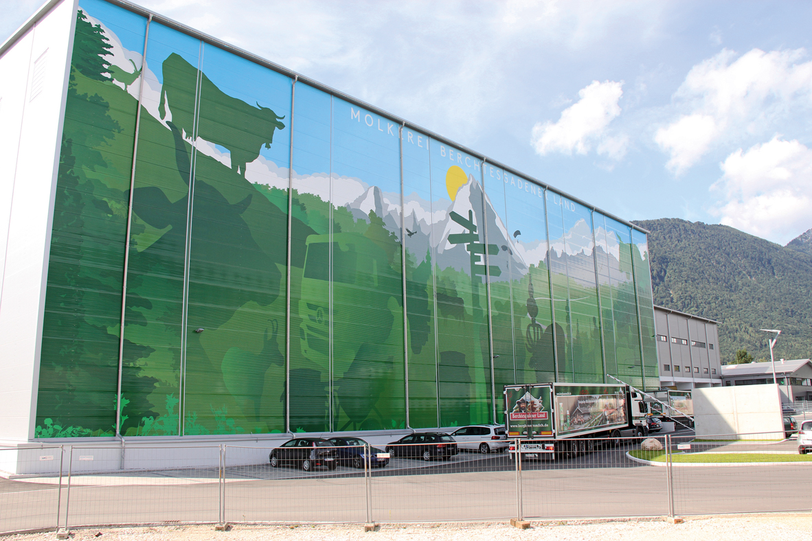 Die 60 x 24,5 m große Künstler-Fassade des neuen Hochregallagers der Molkerei Berchtesgade Die 60 x 24,5 m große Künstler-Fassade des neuen Hochregallagers der Molkerei Berchtesgade