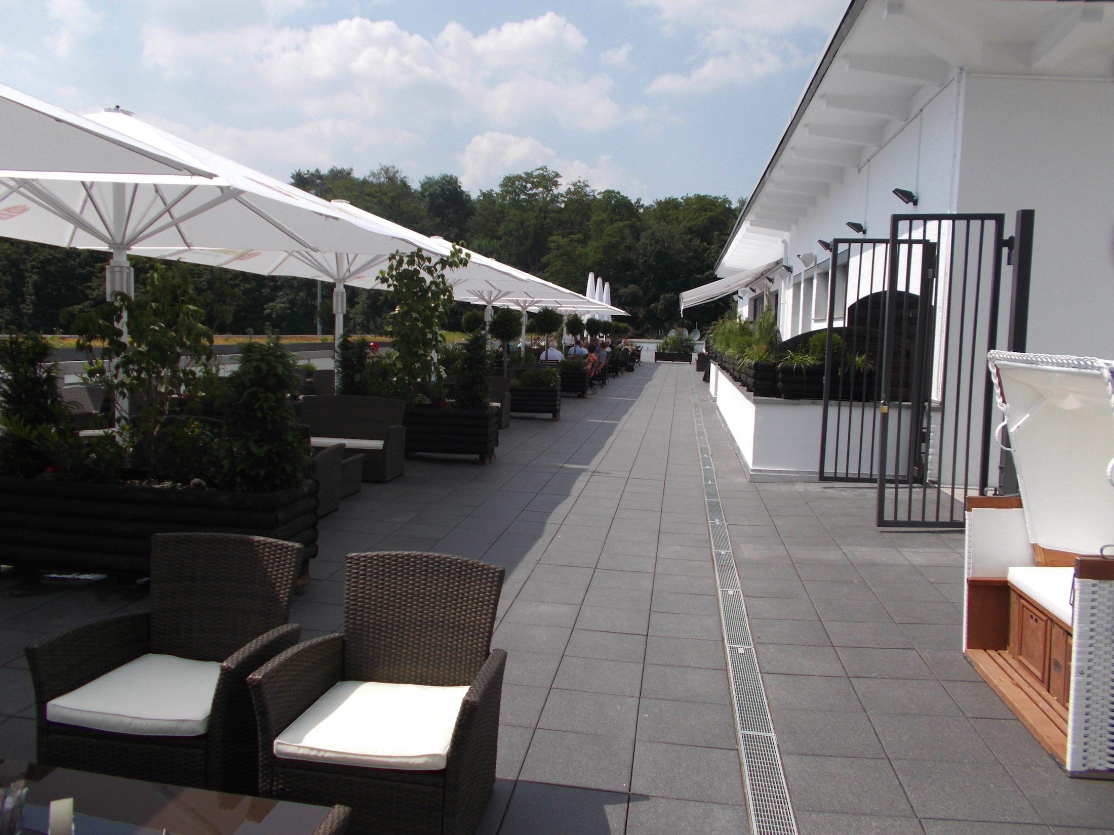 Neue Terrasse im Geißbockheim des 1. FC Köln - mit Gutjahr-Produkten saniert Neue Terrasse im Geißbockheim des 1. FC Köln - mit Gutjahr-Produkten saniert