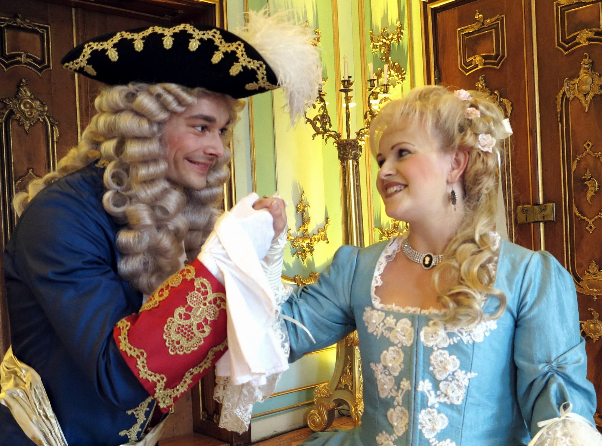Hofmarschall mit Herzogin Grundelinde verkörpern Figuren der Ausstellung"Rococo en miniatu